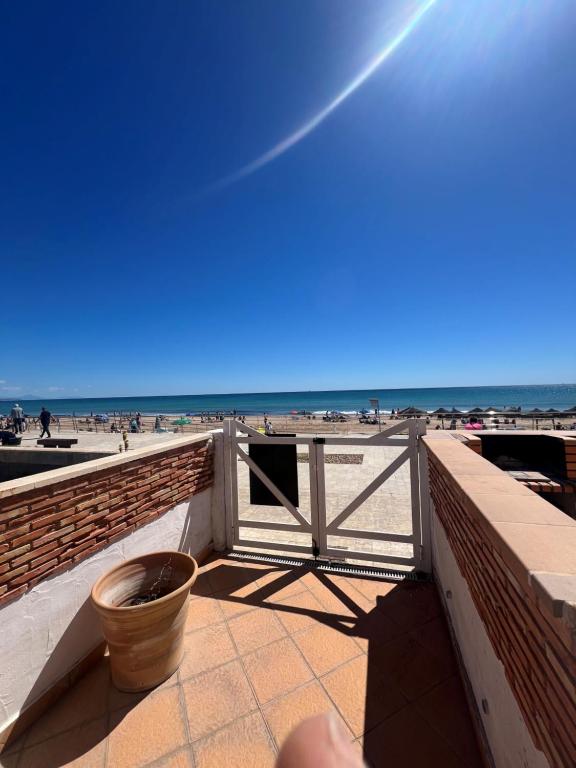 - Vistas a una playa con valla y al océano en La Mata primera línea de playa, en Torrevieja