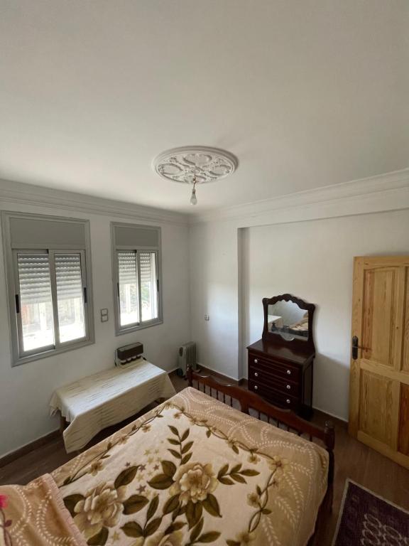 um quarto com 2 camas, uma cómoda e um espelho em Trigo em Safi