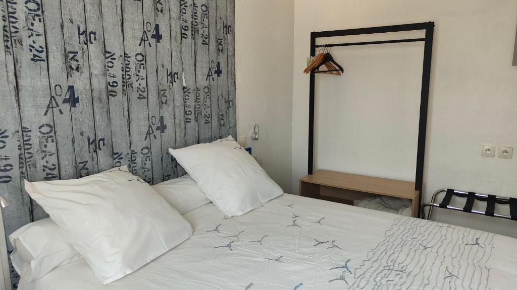 トゥールにあるオテル サン ジャンのベッド(白いシーツ、枕付)