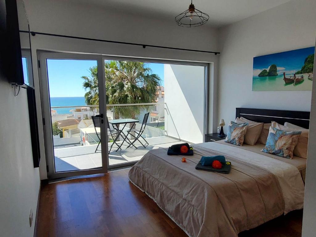 - une chambre avec un lit et une vue sur l'océan dans l'établissement Villa beautiful View over the sea - T, à Albufeira