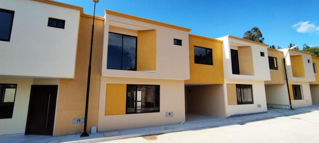 a row of houses on the side of a street at CASA EN CONDOMINIO J2 3 DORMITORIOS in Cuenca