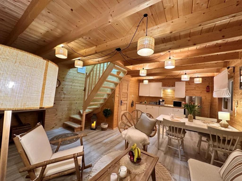 een woonkamer met een trap en een keuken bij Domki w Potokach in Bóbrka