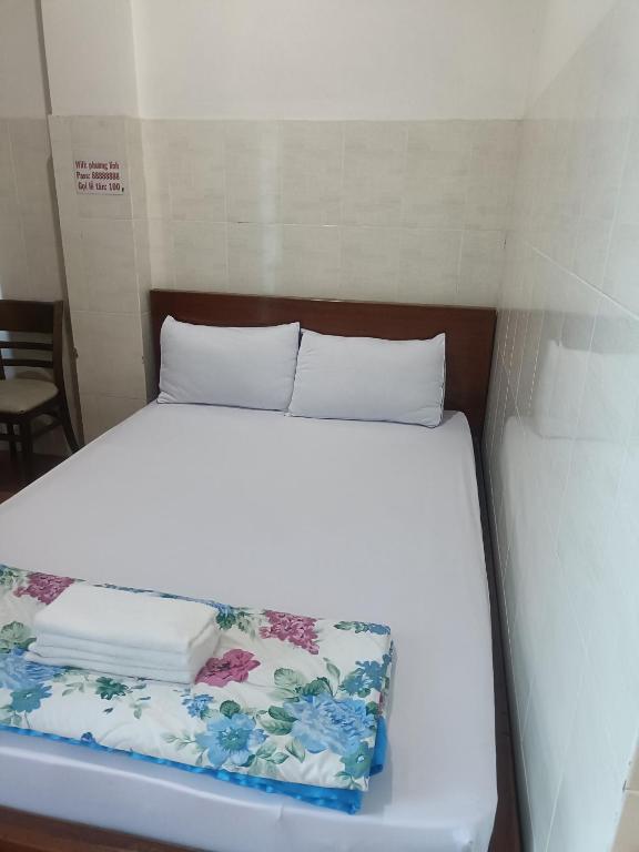 Giường trong phòng chung tại Hotel phương linhs