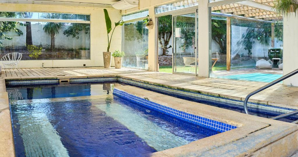 una piscina en una casa con una casa en ZAG Coliving Punta del este en Punta del Este