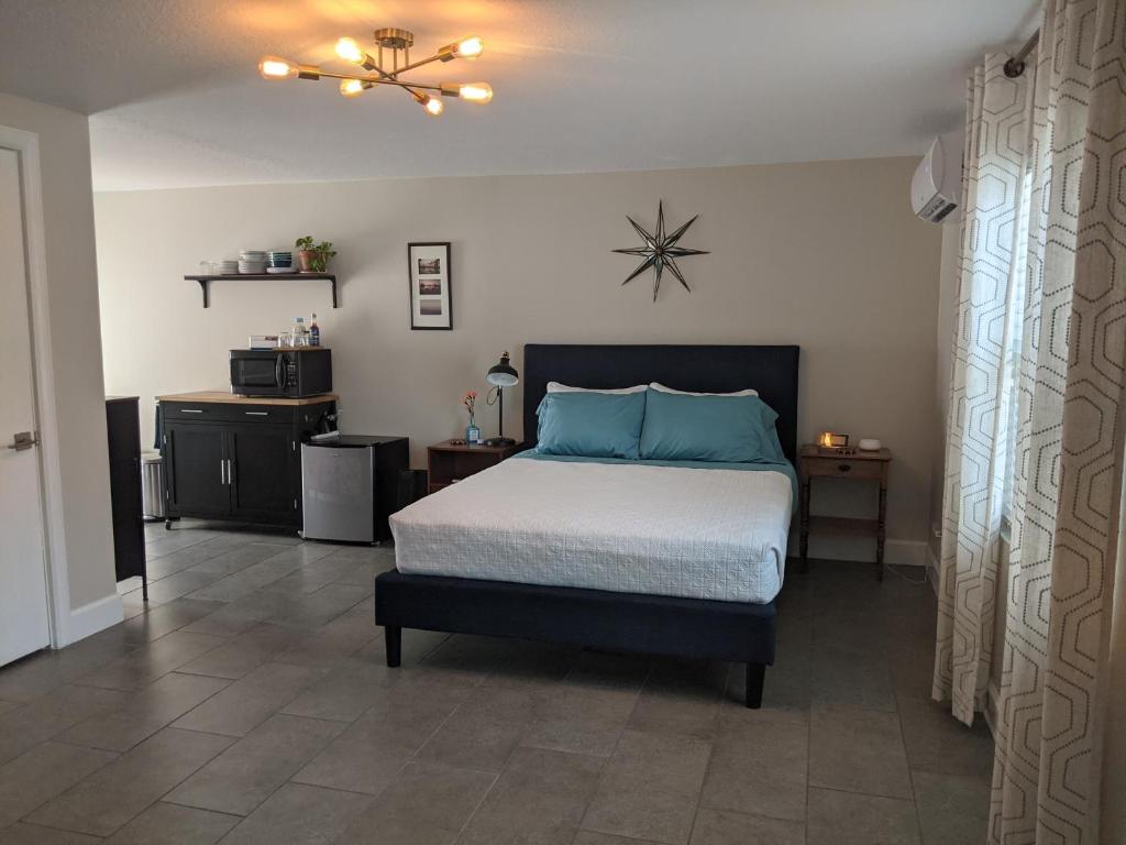 um quarto com uma cama com almofadas azuis em Private Access Suite in Family Home em Orlando