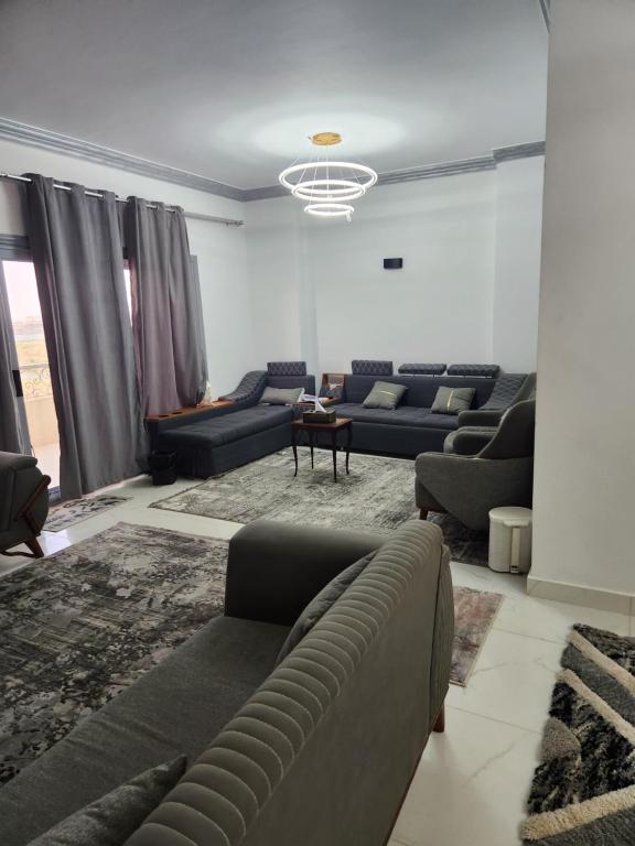 a living room with couches and a couch and a table at الامارات in Al Ma‘şarah