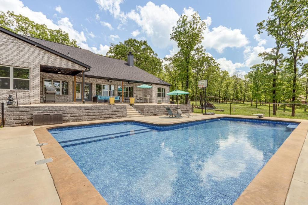 una piscina di fronte a una casa di Farmington Villa Pool, 5 Mi to Razorback Stadium a Fayetteville