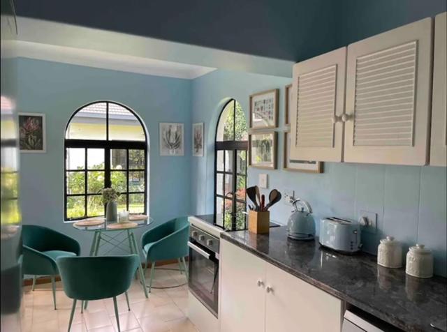 Kuchyň nebo kuchyňský kout v ubytování Cottage in a beautiful South African garden