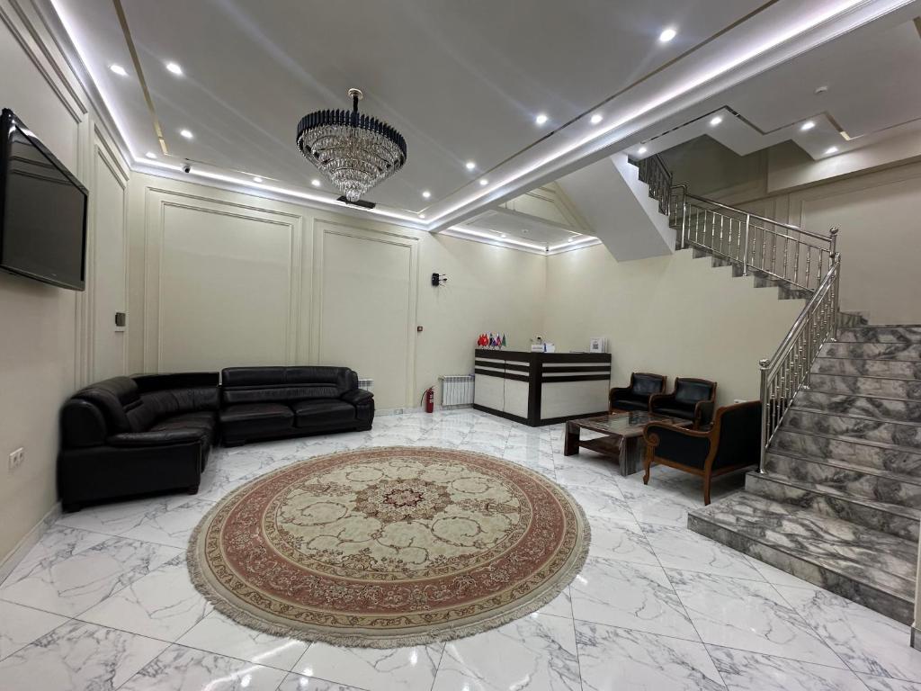 Hello Dushanbe Hostel في دوسهانبي: غرفة معيشة مع أريكة وسجادة