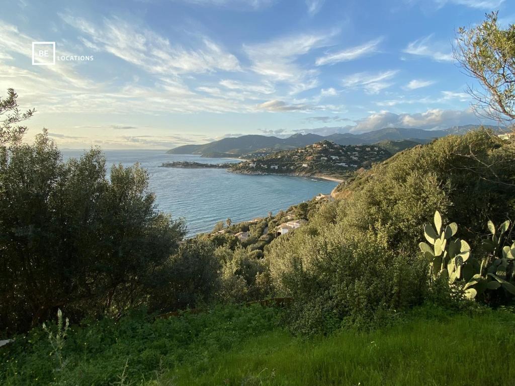 - une vue sur l'océan depuis une colline dans l'établissement BellaVista Ivonne - Belocations, à Torre delle Stelle