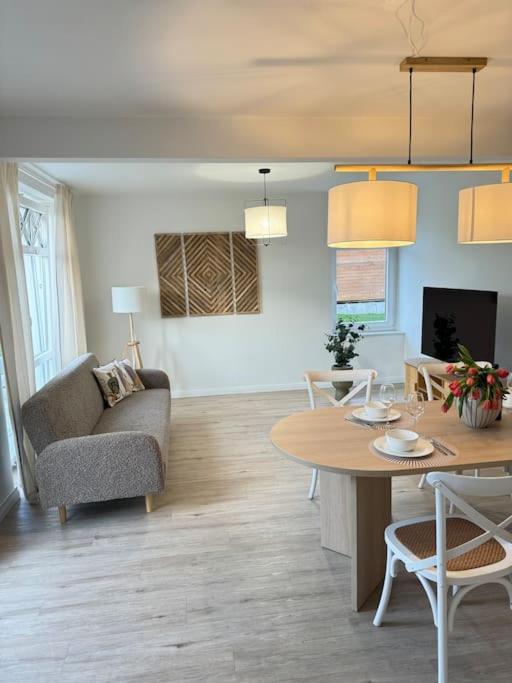 a living room with a couch and a table at 2,5 Zimmer Ferienwohnung Fehmarn mit eigenem Parkplatz in Fehmarn
