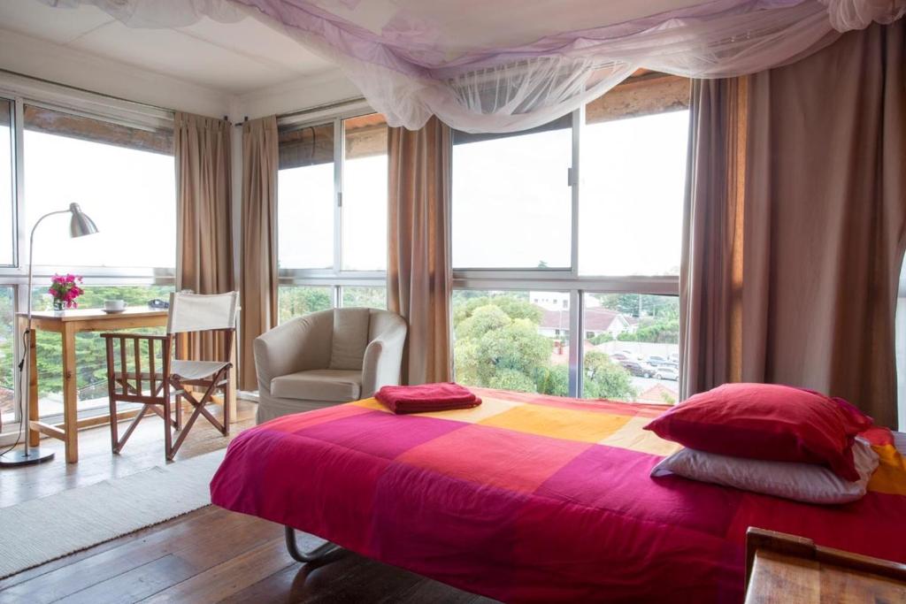 Q-Bar & Guesthouse - 