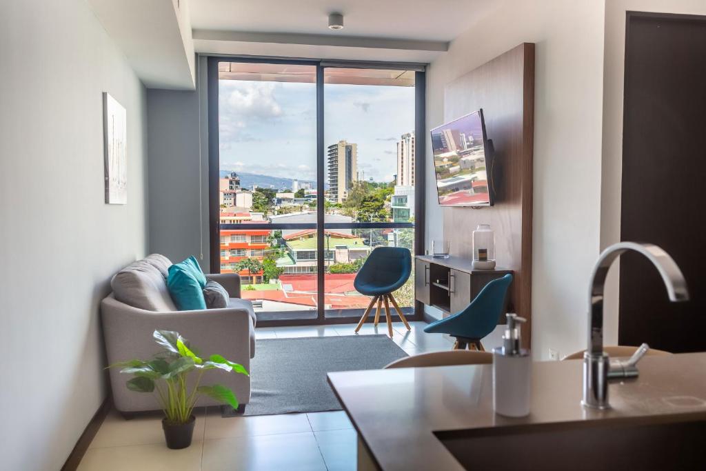uma sala de estar com vista para a cidade em Escape to this Rooftop Jacuzzi Apartment em Vuelta del Virilla