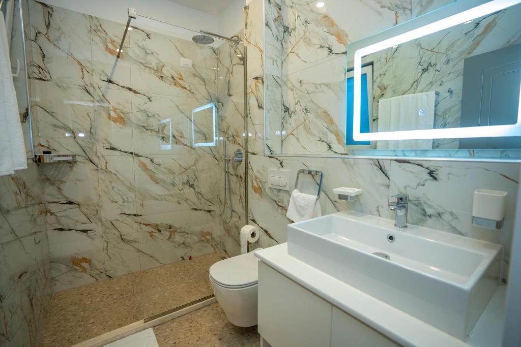 Koupelna v ubytování F&M Hotel 2