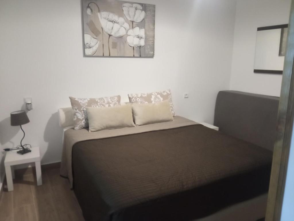 um quarto com uma cama e uma fotografia na parede em Dar el oued em Tânger
