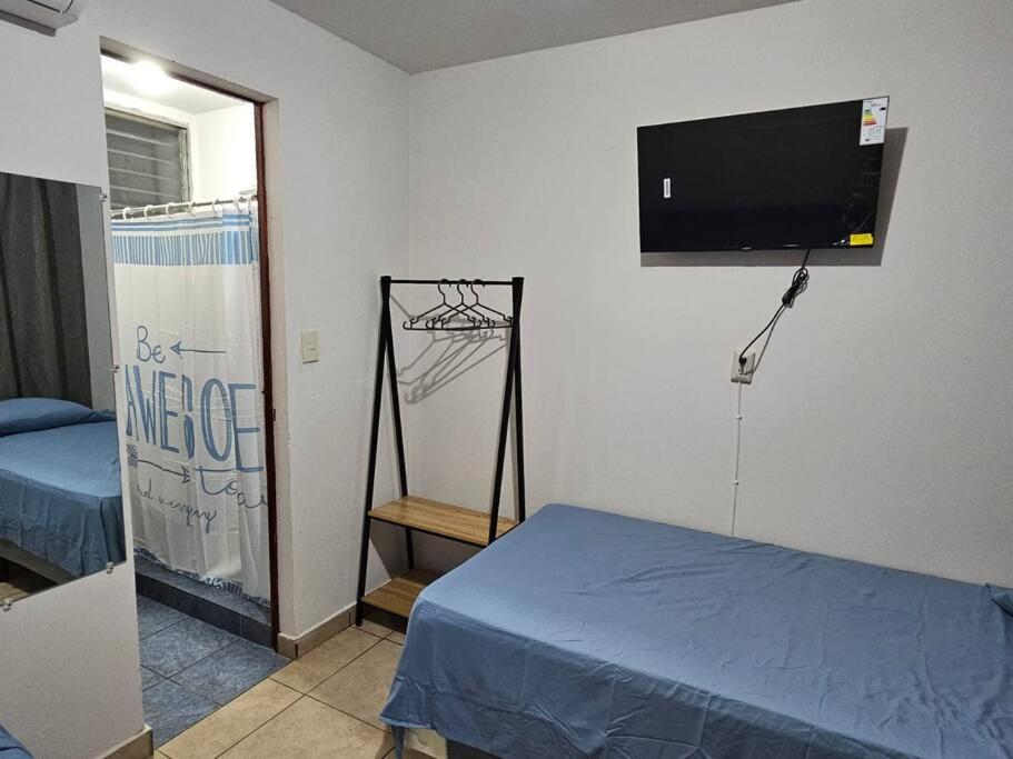 Een bed of bedden in een kamer bij Habitación privada San Salvador Zona UES