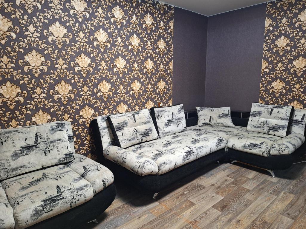 - un salon avec un canapé et une chaise dans l'établissement Назарбаева 204, à Pavlodar
