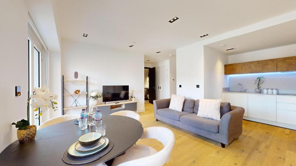 sala de estar con mesa y sofá en Luxury apartment in Central London with balcony, en Londres