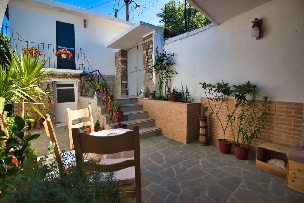 Rõdu või terrass majutusasutuses Guest House Denis