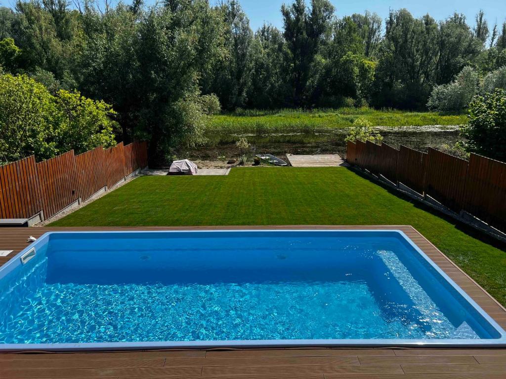 una piscina en un patio con césped en Kuća za odmor GUSKA, en Kopačevo