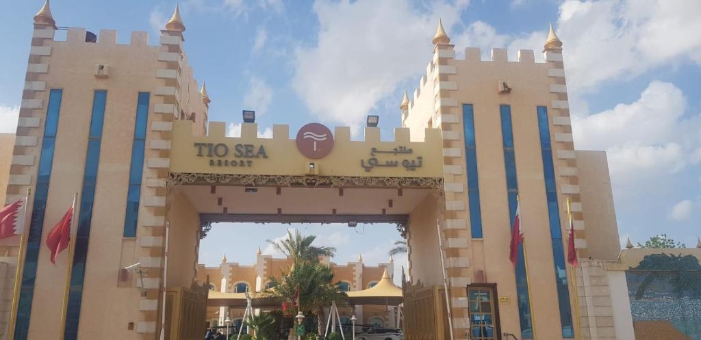 ein Tor zur Spitze eines Gebäudes in der Unterkunft Tio Sea Resort in al-Chaur