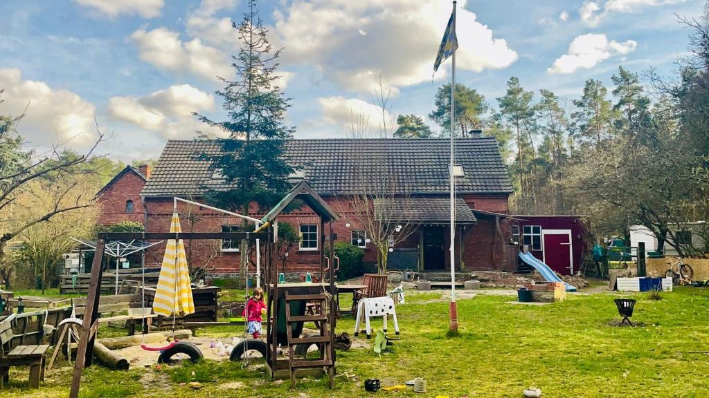 una casa con un árbol de Navidad delante de ella en Ferienwohnung Schaeferhof, die Natur vor der Haustüre, en Cottbus