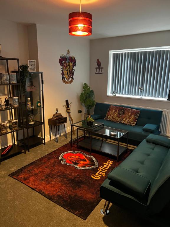 - un salon avec un canapé et une table dans l'établissement Potters Escape- Warner Bros Studios & London, à Leavesden Green