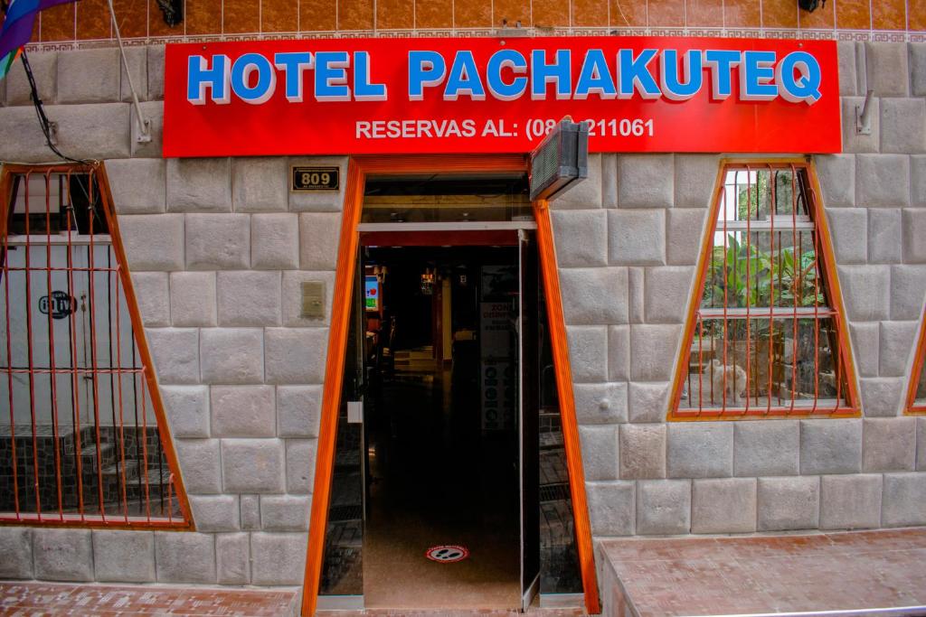 HOTEL PACHAKUTEQ في ماتشو بيتشو: مطعم الفندق مع وجود لافته على الباب