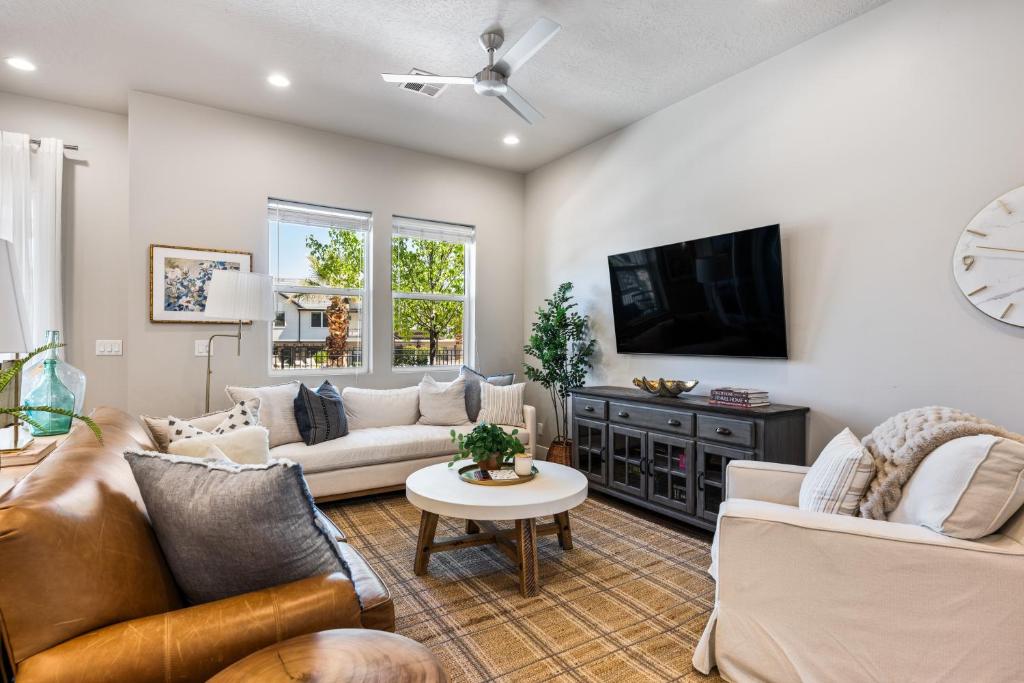 Et tv og/eller underholdning på Grand Slam Getaway #5 townhouse