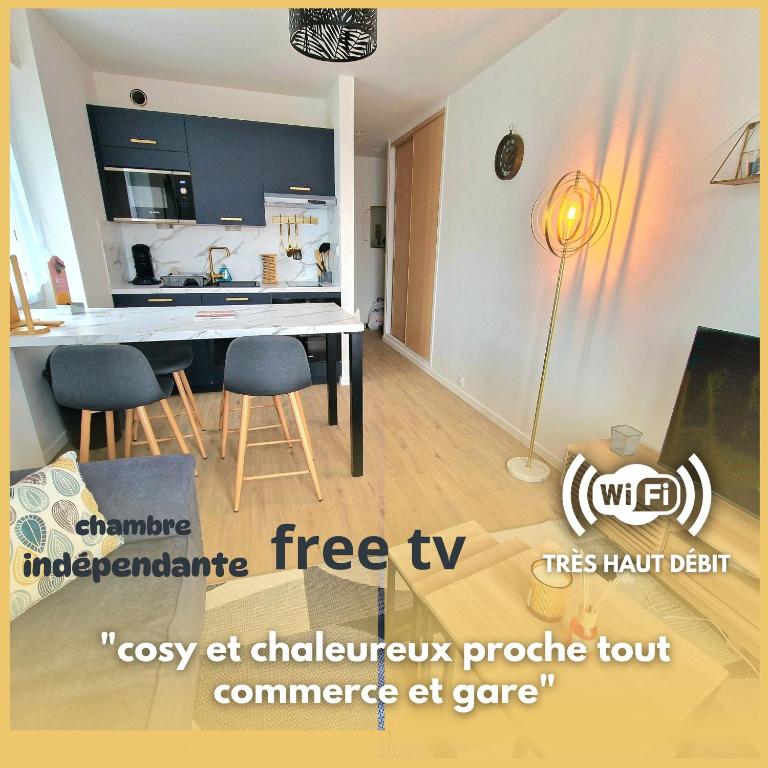 une cuisine et une salle à manger avec une table et des chaises dans l'établissement Le marsault, à Les Sables-dʼOlonne