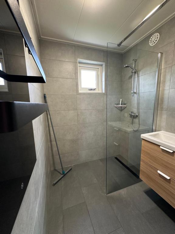 Koupelna v ubytování vakantiehuis Lieke Lauwersmeer met sauna