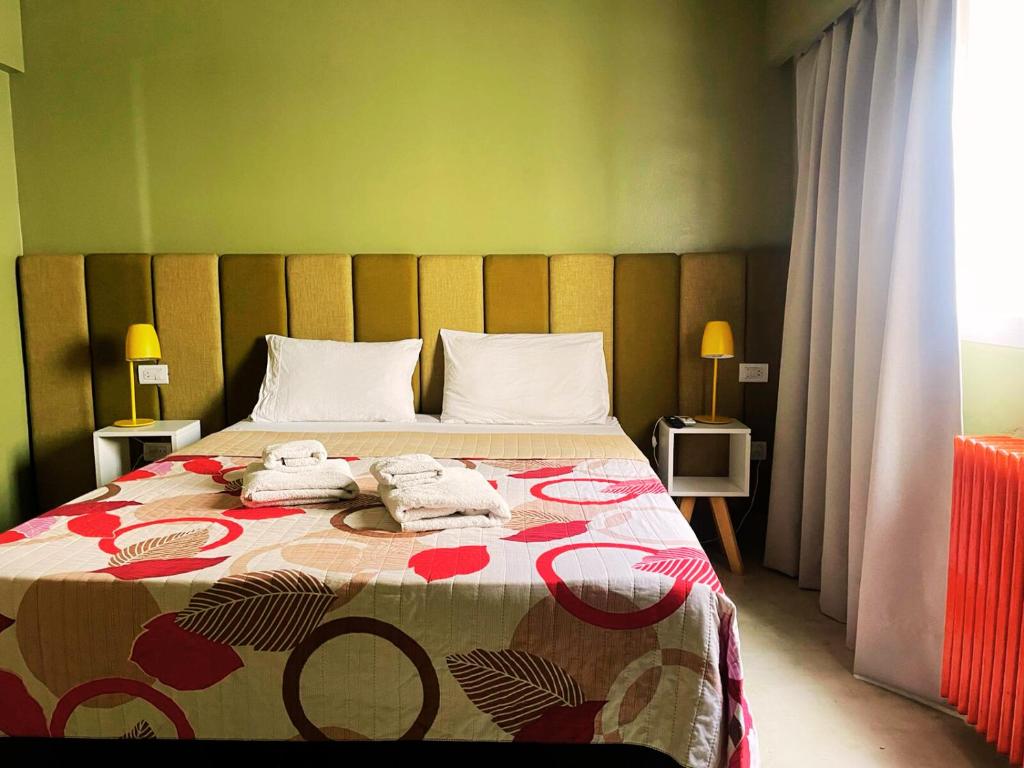 um quarto com uma cama com duas toalhas em Hotel Windsor Mendoza em Mendoza