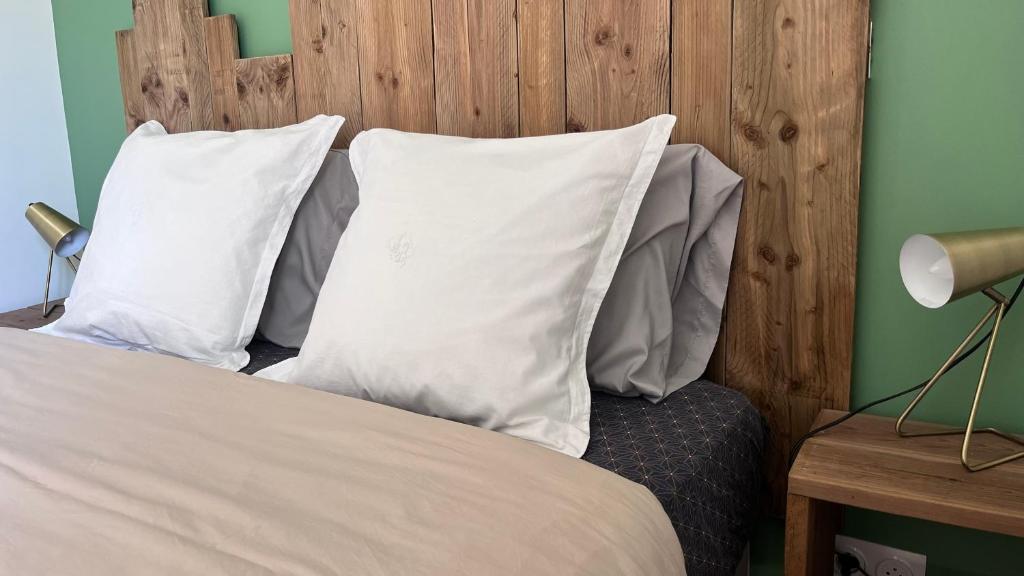 Postel nebo postele na pokoji v ubytování Abri du vent, chambres et appartements