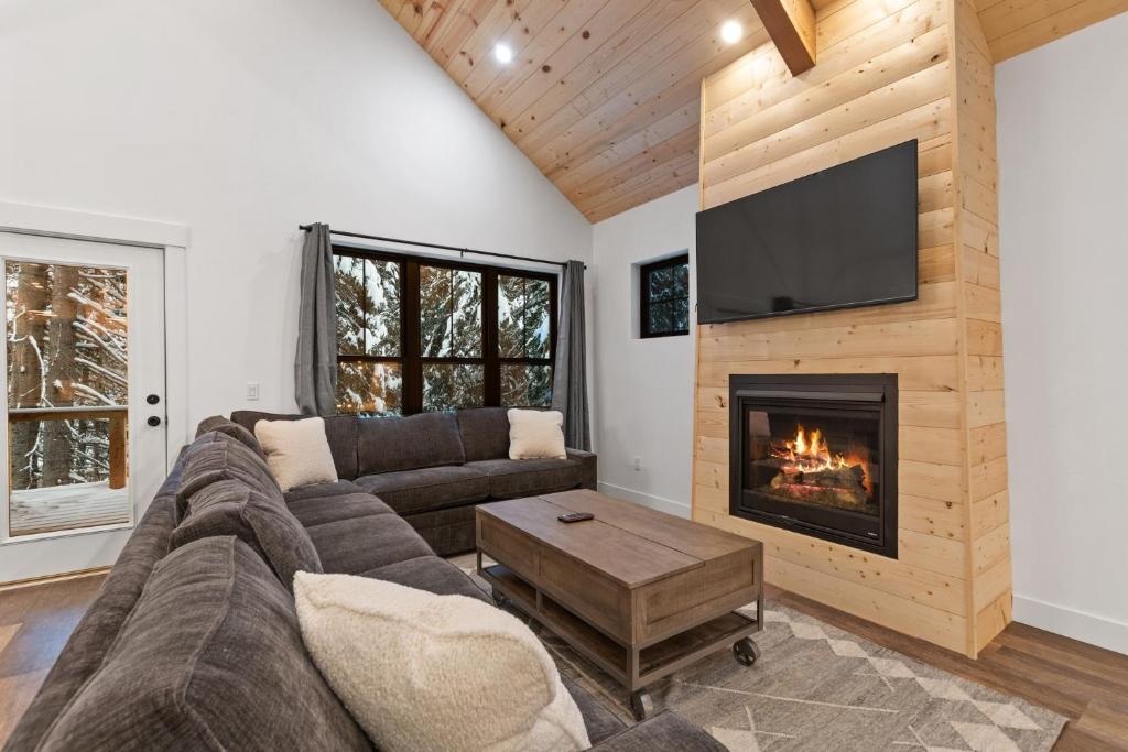 a living room with a couch and a fireplace at Alpine Glow Ski Haus in Whitefish