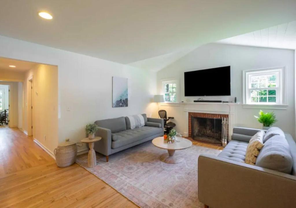 a living room with a couch and a fireplace at Luxurious 3 Bedroom House In Hampton in East Hampton