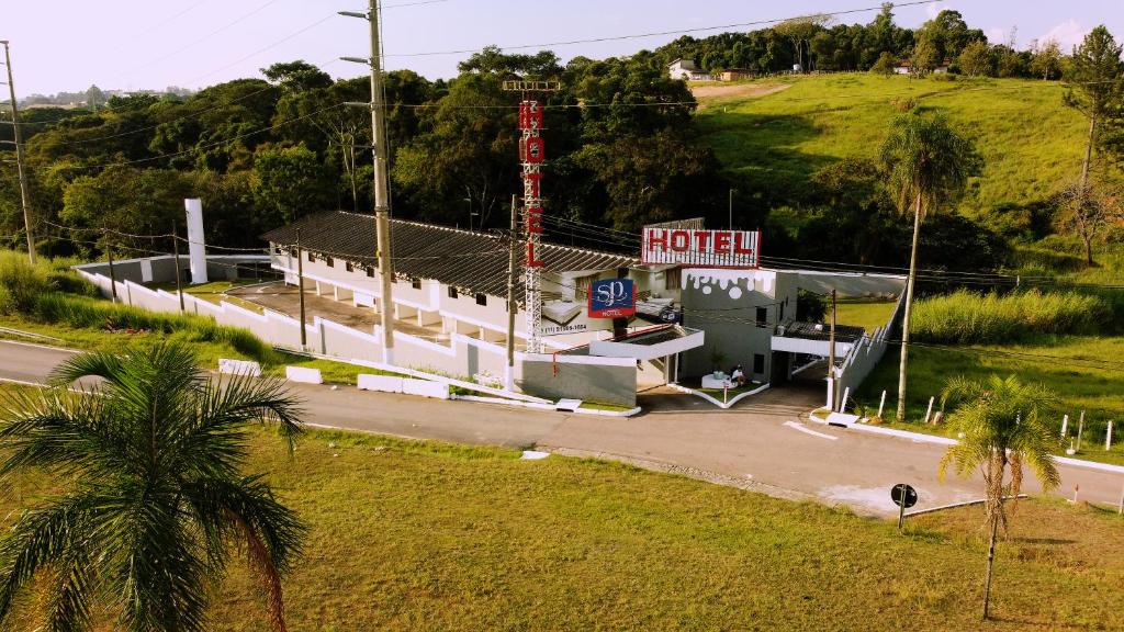 eine Luftansicht eines Hotels auf einem Hügel in der Unterkunft SP Jundiaí Hotel in Jundiaí