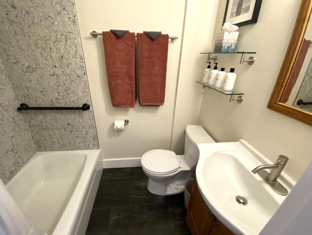 Ένα μπάνιο στο Boulder Guest House