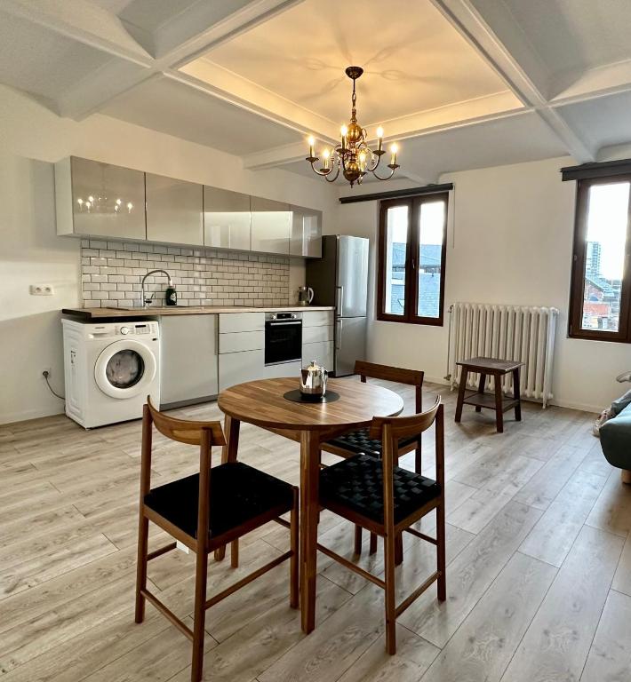 a kitchen and living room with a table and chairs at Stay in Artist’s Gallery in Antwerp