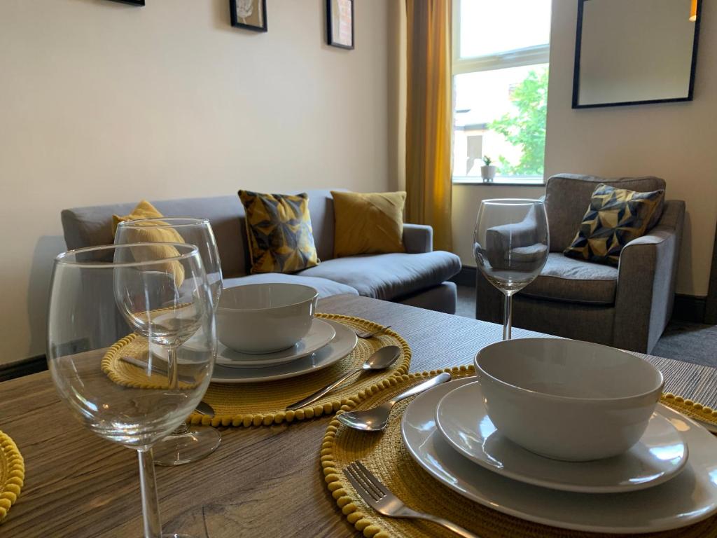 Balfour 5 Bdrm 2 Bath 2 Kitchen 8 beds, Gateshead (updated prices 2024)