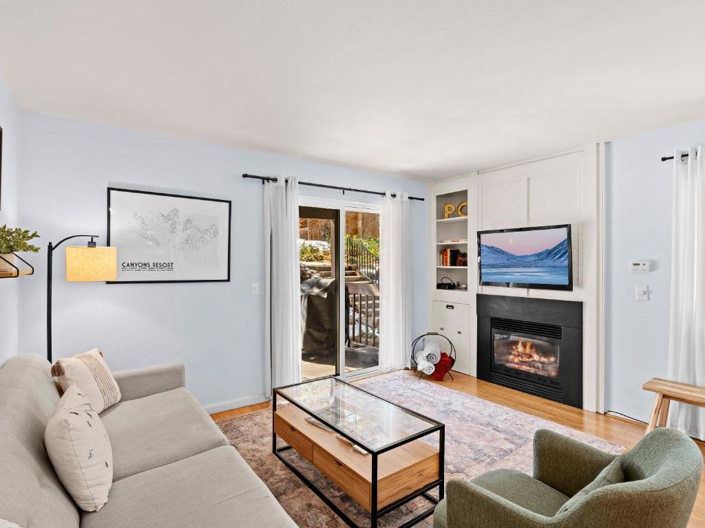 sala de estar con sofá y chimenea en Red Pine Condominiums, en Park City