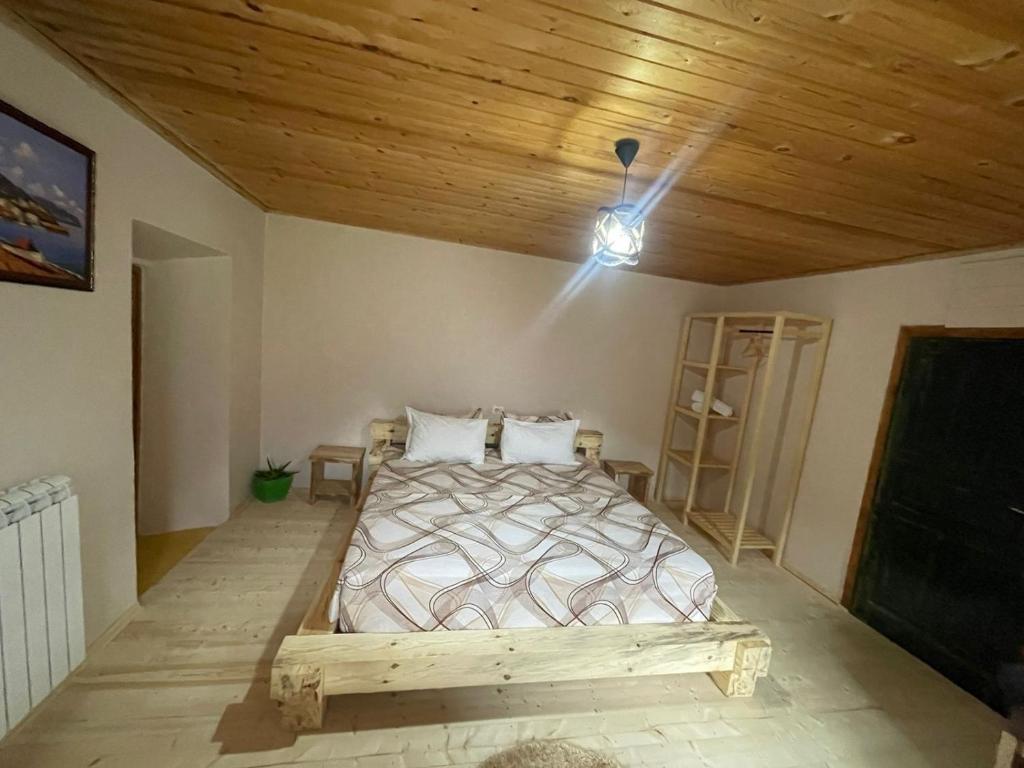 Łóżko lub łóżka w pokoju w obiekcie Guesthouse "Gjin Thana"