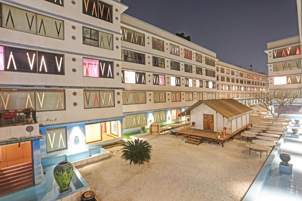 ein großes Apartmenthaus mit einem Gebäude mit Innenhof in der Unterkunft Townhouse Royal Palms Hotel - Daisy in Mumbai