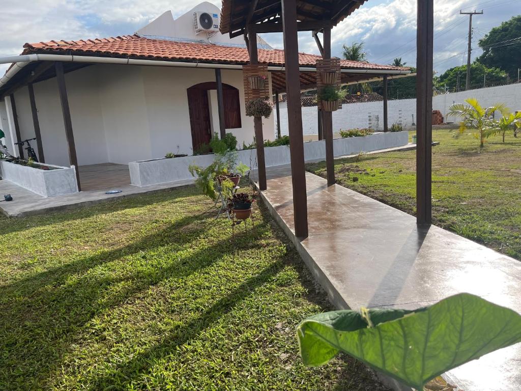 a house with a garden with a large green plant at Casa Mangue in Soure