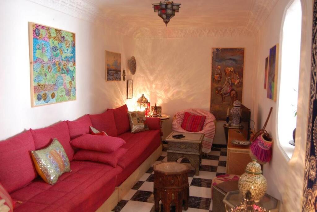 sala de estar con sofá rojo y mesa en Cosy House Tetouan's Old Medina Centre - La Casita en Zradna
