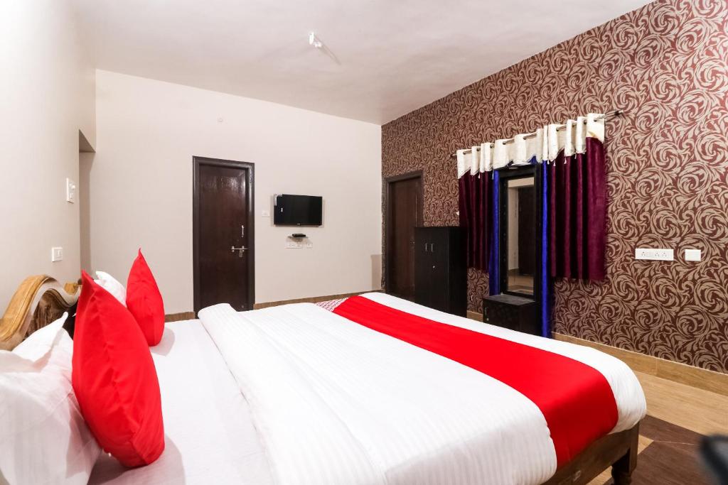 A bed or beds in a room at OYO Flagship 64921 Purple Villa