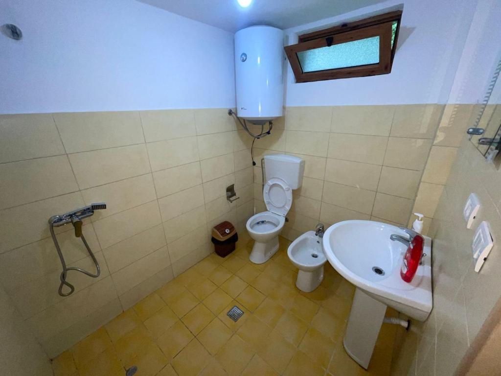 Łazienka w obiekcie Guesthouse "Gjin Thana"