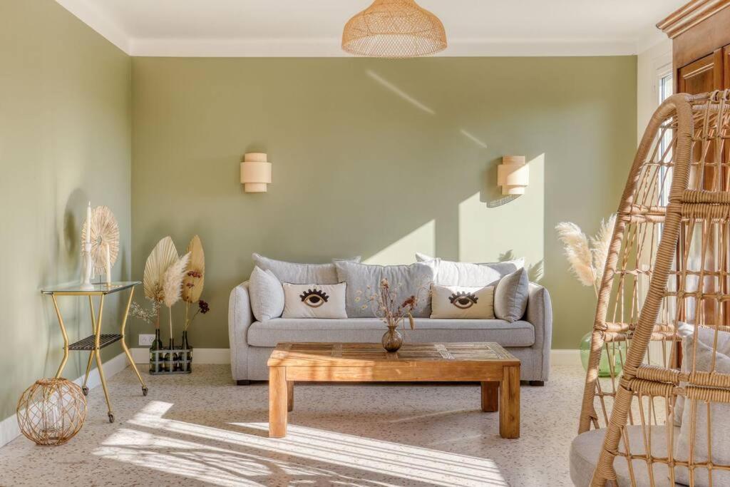 un salon avec un canapé et une table basse dans l'établissement Maison de campagne lumineuse, à Orange