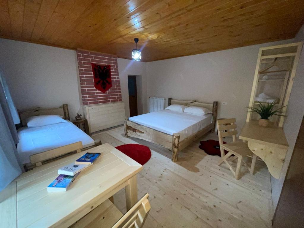 Łóżko lub łóżka w pokoju w obiekcie Guesthouse "Gjin Thana"
