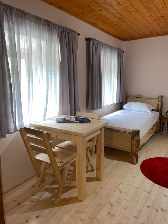 Łóżko lub łóżka w pokoju w obiekcie Guesthouse "Gjin Thana"