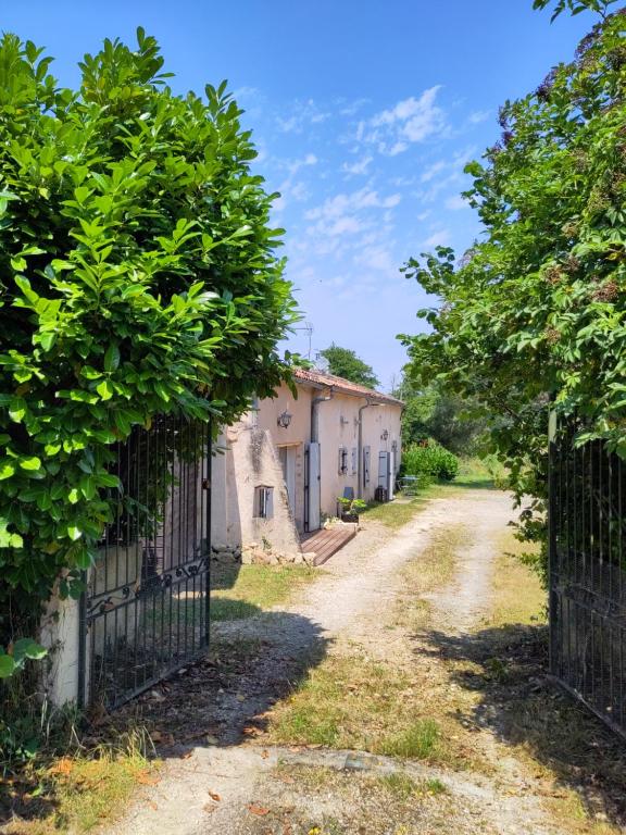 Φωτογραφία από το άλμπουμ του La longère aux agrumes - gite piscine jardin-forêt σε Saint-Méard-de-Gurçon